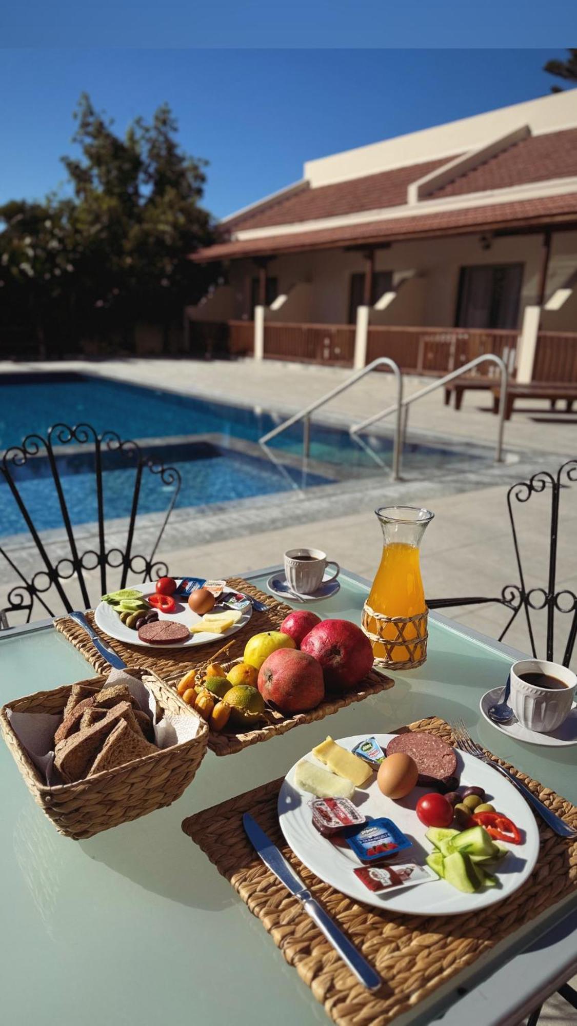 The Horse Farm Hotel Agios Georgios  Exterior foto